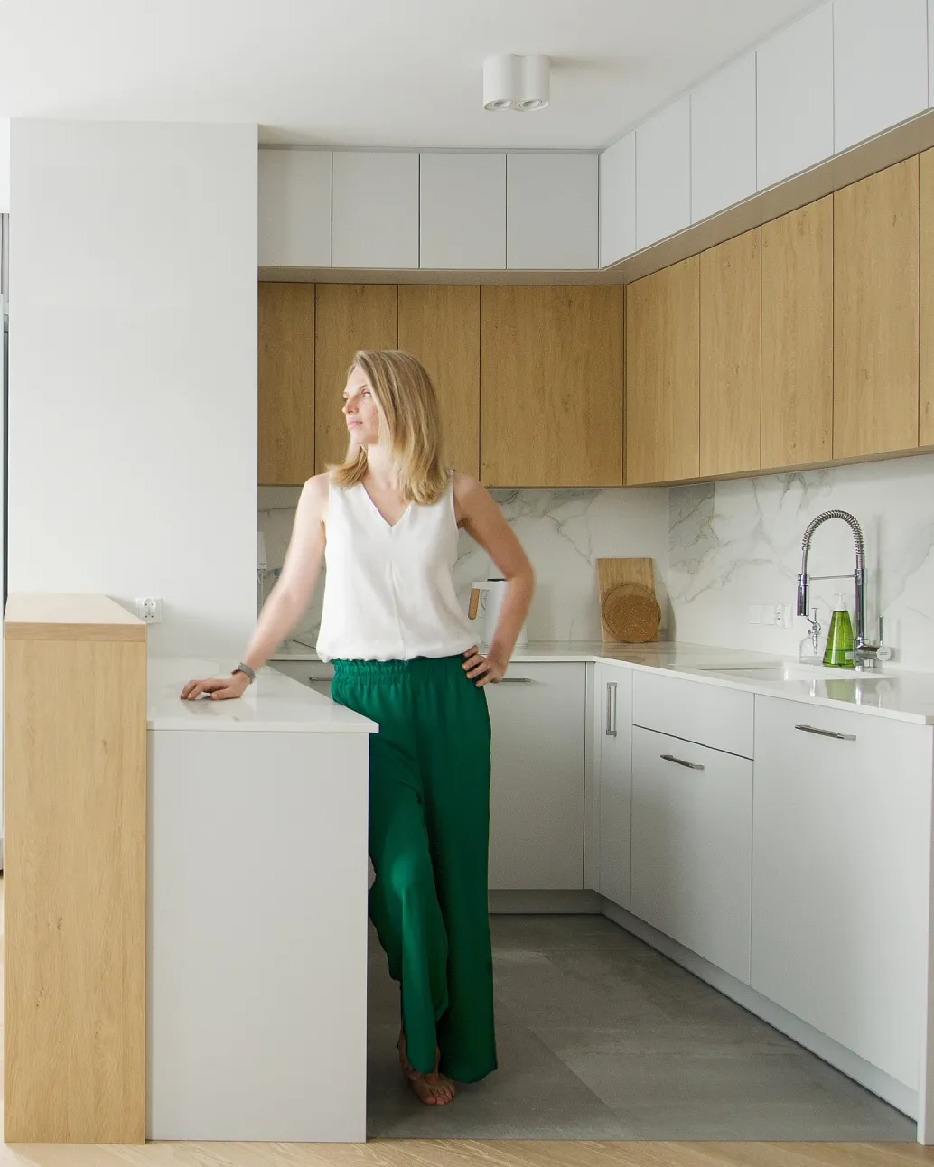 Aranżacja wnętrz - kobieta w kuchni